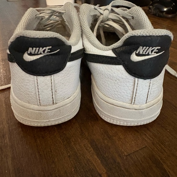 Nike White and Black Sneakers Classic Design - Picture 3 of 3